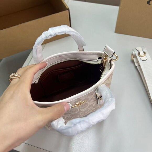 Coach's classic Mollie Tote bag Size: 25 x 22 - Picture 8 of 8